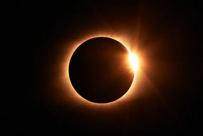 Le soleil brille à travers la couronne d'une éclipse totale, créant un spectacle lumineux et mystérieux.