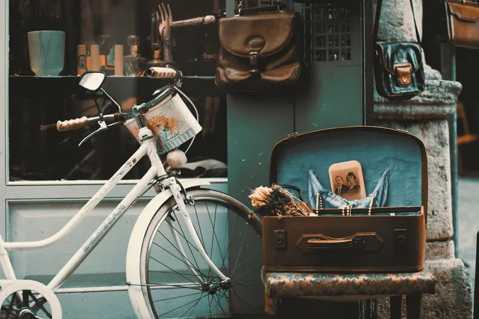Vélo garé devant un magasin, avec des vitrines visibles et une ambiance urbaine.